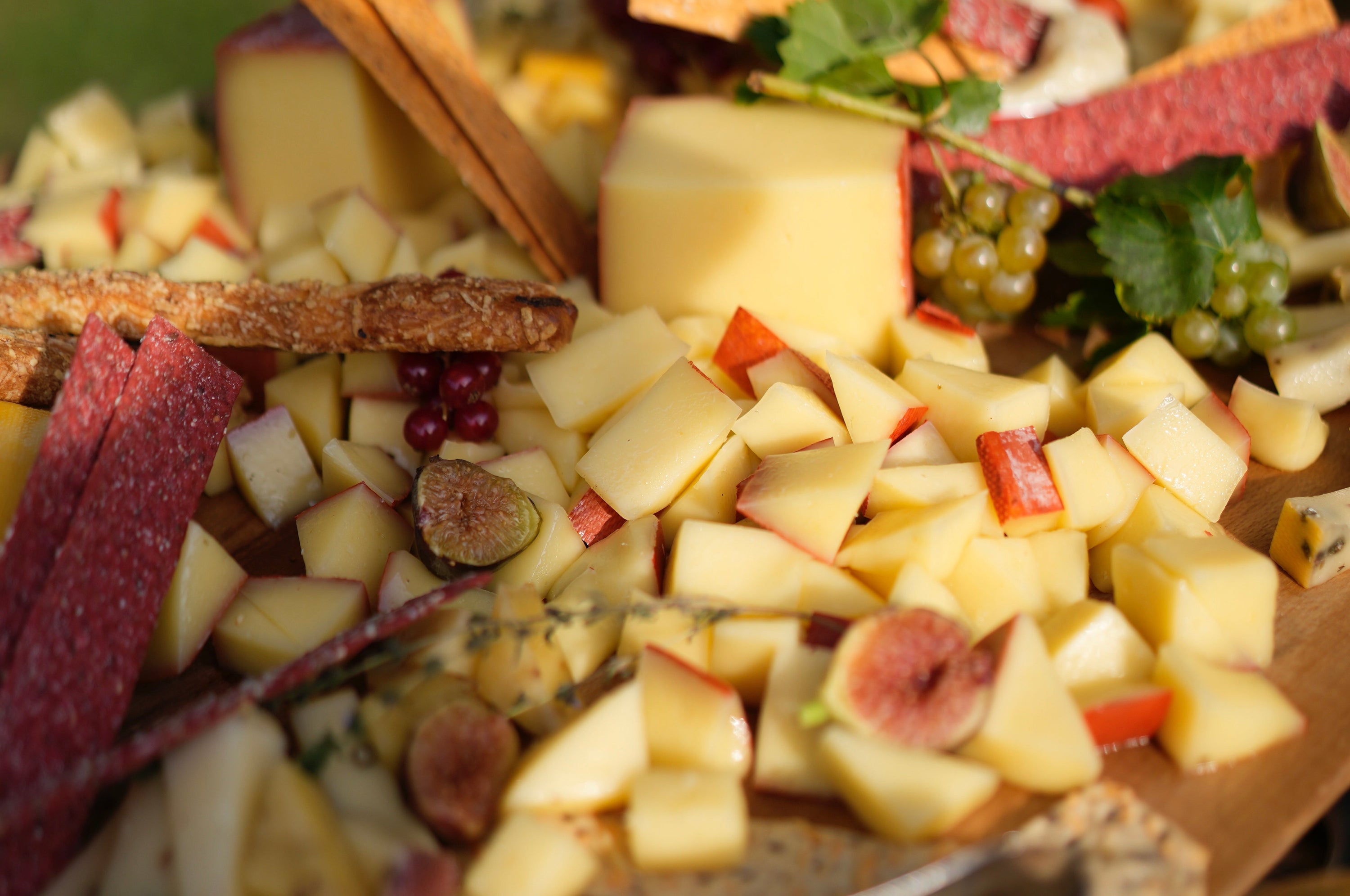 Când comanzi brânză de la De Colțești, sprijini trei familii din Apuseni