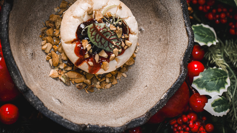 Lava Cake cu brânză frământată afumată și cremă Focșani cu dulceață decireșe negre și fistic